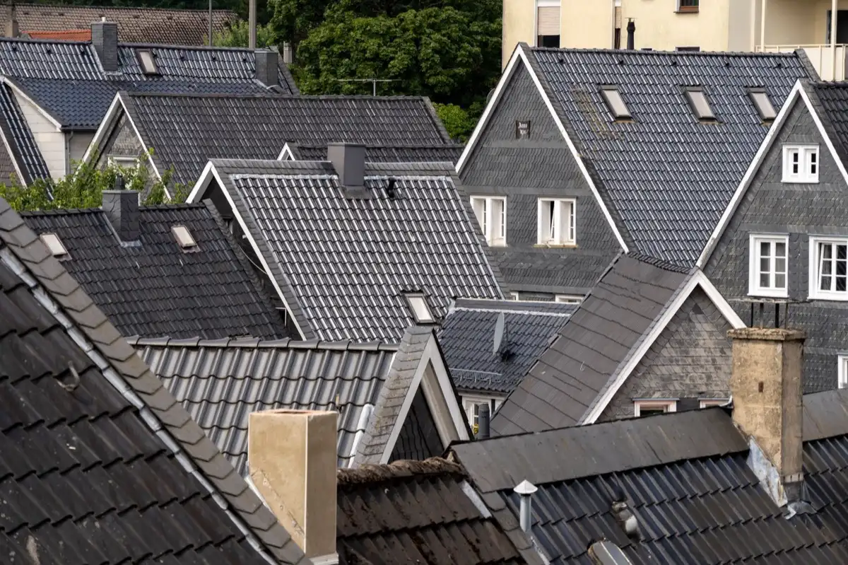 Steep roof eaves and gutter lines on houses in Fort Lauderdale, FL
